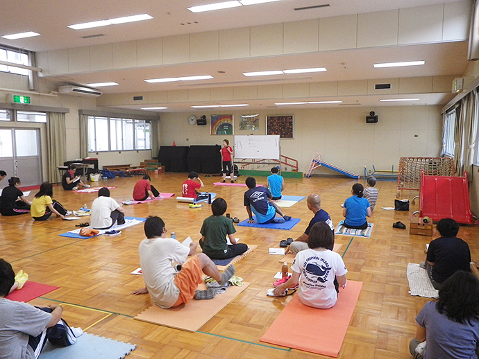 【姿勢工房ストレッチングオフィス】稲葉特別支援学校、教職員様の「腰痛予防ストレッチ」